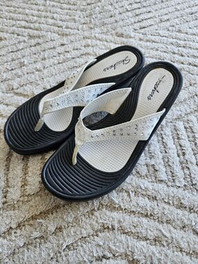 Skechers White Silver Rhinestone Thong Wedge Sandals Size 6